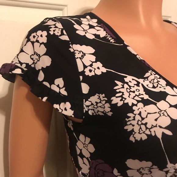 ❌SOLD❌ Black, Purple, White Floral Stretchy Shirt - Picture 6 of 8